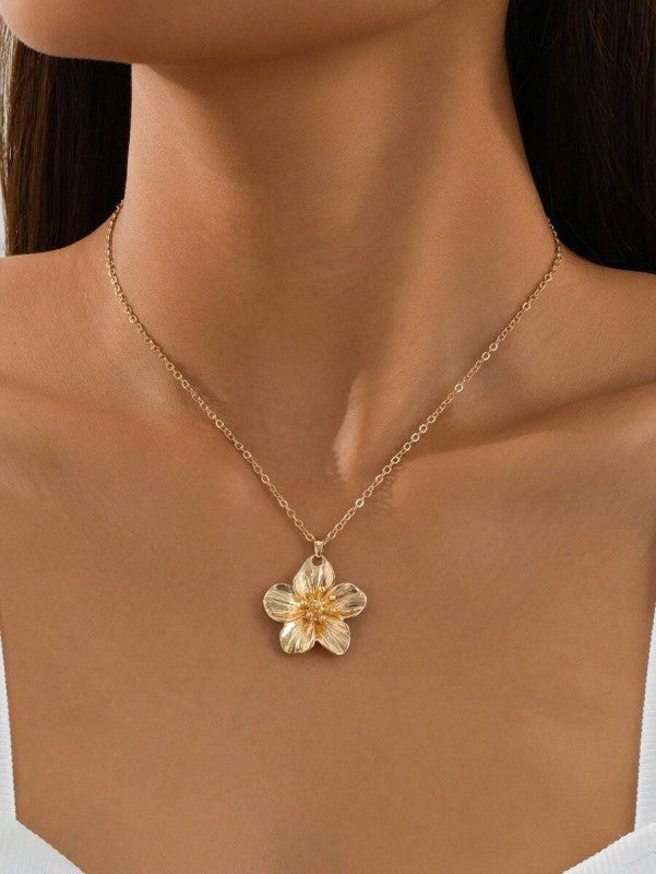 Greylee™ Gold Ring with Elegant Flowers and Romantic Touch